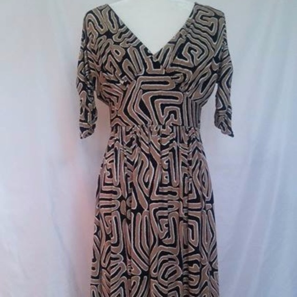 Maggy London Dresses & Skirts - Maggy London size 6 midi dress.